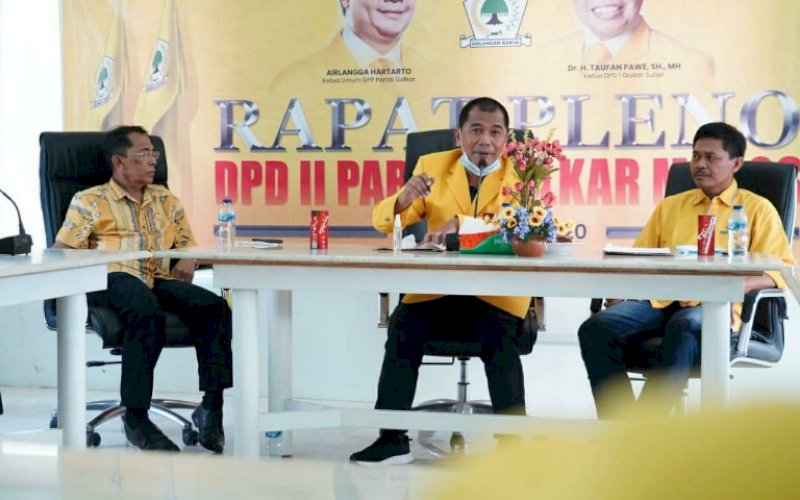 RAPAT PLENO. Plt Ketua Golkar Maros Rahman Pina (tengah) saat memimpin rapat pleno di Villa Iluna, desa Arra, Kecamatan Tompobulu, Maros, Minggu (27/12/2020). foto: istimewa