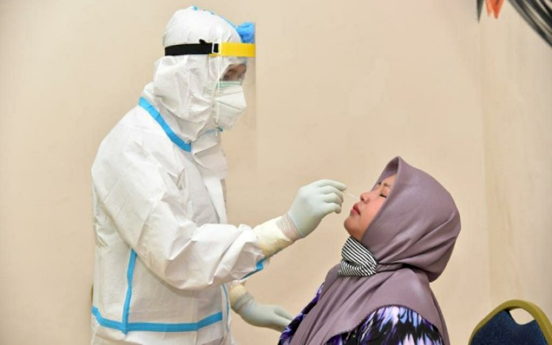 RAPID TEST. Seorang warga menjalani rapid test antigen gratis yang dilaksanakan Yayasan Kanker Indonesia (YKI) bekerja sama dengan Gugus Tugas Penanganan Covid-19 Pemprov Sulsel di Kantor YKI Cabang Sulsel, Jl Lanto Daeng Pasewang, Makassar, Rabu (23/12/2020) lalu. foto: istimewa