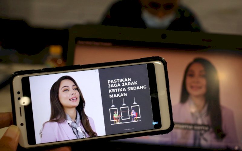 BERI KETERANGAN. Juru Bicara Pemerintah Penanganan Covid-19, dr Reisa Broto Asmoro, memberikan keterangan pers Tetap Sehat Tetap Produktif di Jakarta, Jumat (4/12/2020). foto: istimewa
