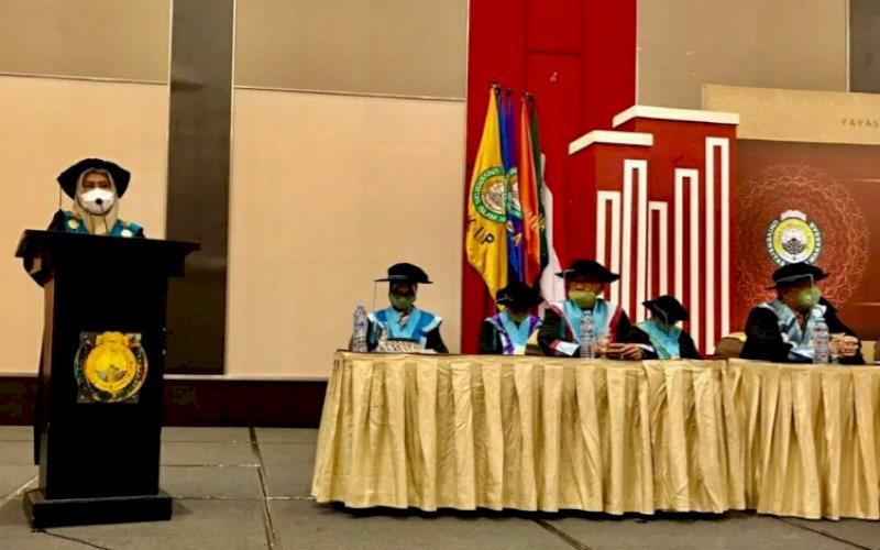 SAMBUTAN. Rektor UIM, DR Ir Hj Andi Majdah M Zain MSi, saat memberikan sambutan di hadapan wisuda sarjana, profesi, dan pasca sarjana UIM di Hotel Dalton Makassar, Senin (21/12/2020). foto: istimewa