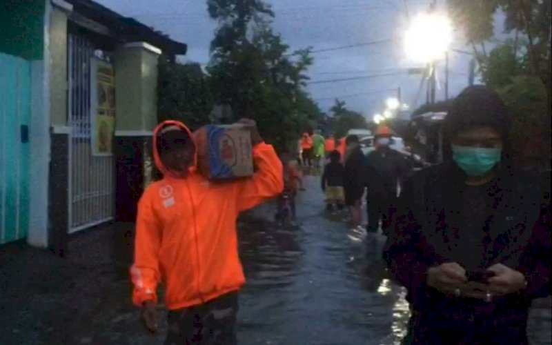 ADAMA PEDULI. Komunitas for Adama, relawan pemenangan Moh Ramdhan Pomanto-Fatmawati Rusdi (Danny-Fatma) pada Pilwalkot Makassar 2020, turun membantu korban banjir di Kecamatan Manggala, Makassar, Minggu (19/12/2020). foto: istimewa
