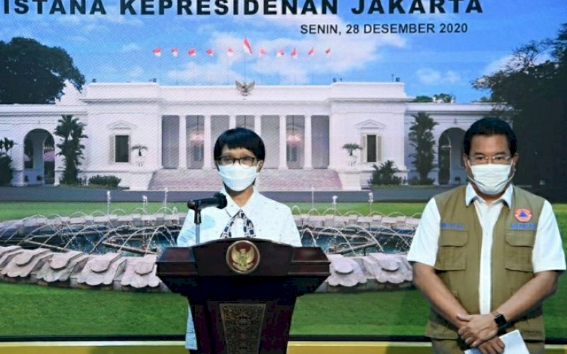 BERI KETERANGAN. Menteri Luar Negeri Retno Marsudi didampingi Juru Bicara Pemerintah untuk Penanganan Covid-19 Prof Wiku Adisasmito saat konferensi pers di Kantor Presiden, Senin (28/12/2020). foto: istimewa