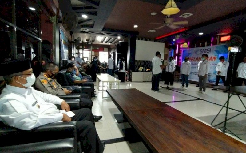 PELANTIKAN. Wakil Wali Kota Parepare H Pangerang Rahim (kiri), saat menghadiri pelantikan pengurus SMSI Kota Parepare di Gazzas Resto, Parepare, Jumat (4/12/2020). foto: istimewa