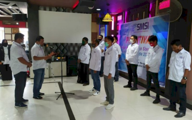 PELANTIKAN. Ketua SMSI Provinsi Sulsel, Rasyid Al Farisi, saat melantik pengurus SMSI Kota Parepare, Jumat (4/12/2020). foto: istimewa