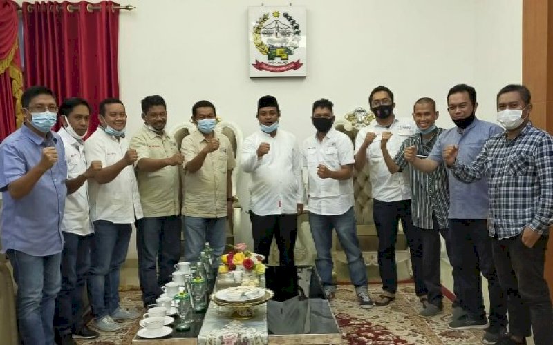 SILATURAHMI. Pengurus SMSI Sulsel bersilaturahmi dan diskusi dengan Wakil Gubernur Sulsel, Andi Sudirman Sulaiman di rumah jabatan, Makassar, Rabu (2/12/2020). foto: istimewa