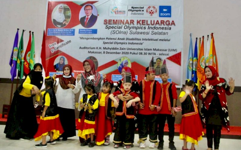 SEMINAR. Ketua Pengprov SOIna Sulsel, Dr Ir Hj A Majdah M Zain MSi (keempat kiri), bersama sejumlah anak disabilitas pada seminar keluarga di Auditorium KH Muhyiddin Zain, Universitas Islam Makassar (UIM), Selasa (8/12/2020). foto: istimewa