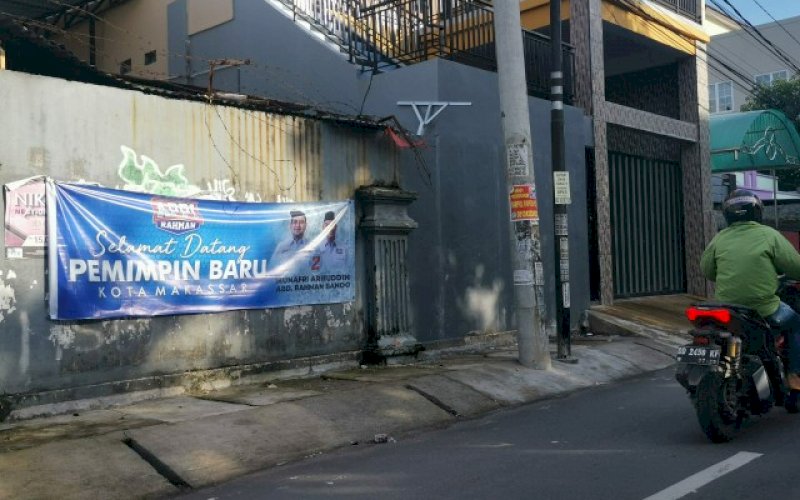 SPANDUK. Spanduk Appi-Rahman 'Selamat Datang Pemimpin Baru' terpasang di salah satu titik di Kota Makassar, seperti terekam, Minggu (6/12/2020). Spanduk seperti ini marak beredar di sudut-sudut kota. foto: istimewa