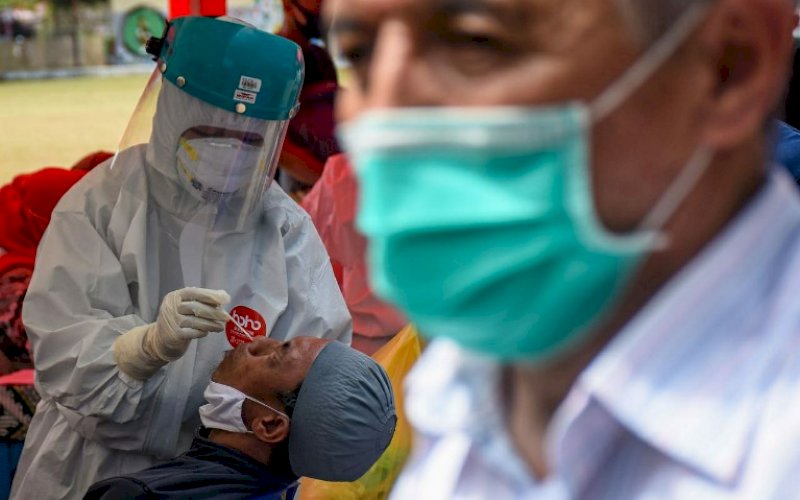 SWAB TEST. Seorang warga mengikuti swab test, belum lama ini. Dinas Kesehatan Kota Makassar kembali akan melaksanakan swab test mulai pekan depan. foto: anas/pluz.id