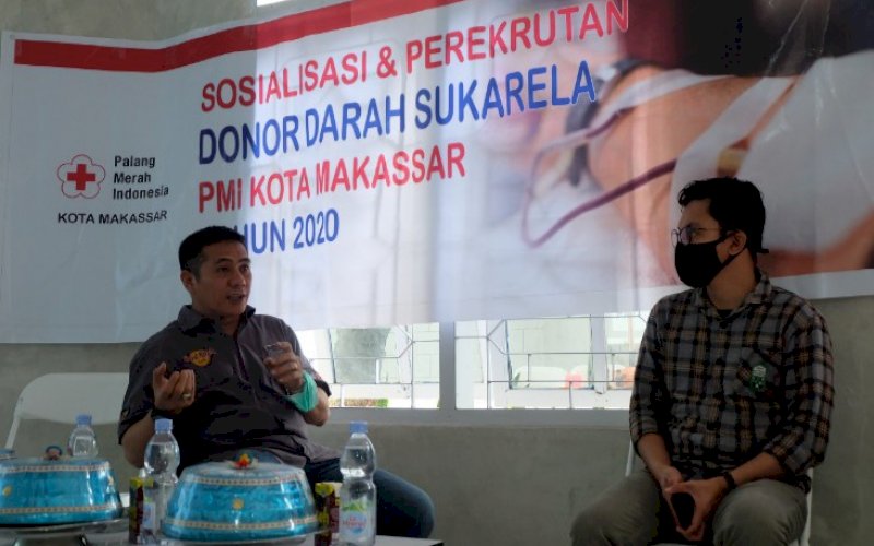 DONOR DARAH. Ketua PMI Kota Makassar, Syamsu Rizal (kiri), saat menghadiri kegiatan donor darah komunitas fans klub sepak bola Manchester United di Makassar, United Indonesia Makassar di Kedai Seketika di Jl Anggrek Raya, Makassar, Sabtu (12/12/2020). foto: istimewa