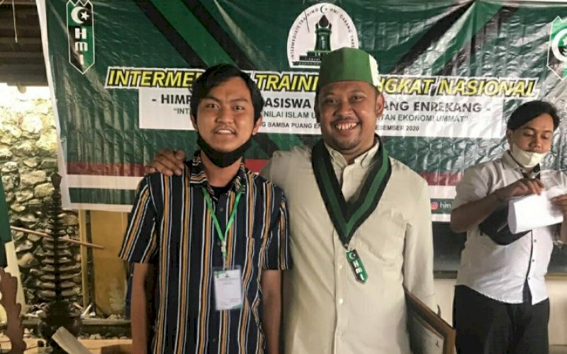 KADER HMI. Teguh Esa Bangsawan DJ (kiri) bersama Ketua Umum Badko HMI Sulselbar Lanyala Soewarno di sela-sela Intermediate Training (LK II) Nasional yang diselenggarakan HMI Cabang Enrekang di Enrekang, Sabtu (26/12/2020). foto: istimewa