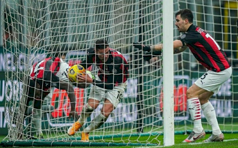 BORONG GOL. Pemain AC Milan, Theo Hernandez, mengambil bola di dalam gawang usai mencetak gol pada laga Milan vs Parma&nbsp;di San Siro di pekan ke-11 Liga Italia, Senin (14/12/2020) dini hari WITA. foto: instagram @acmilan