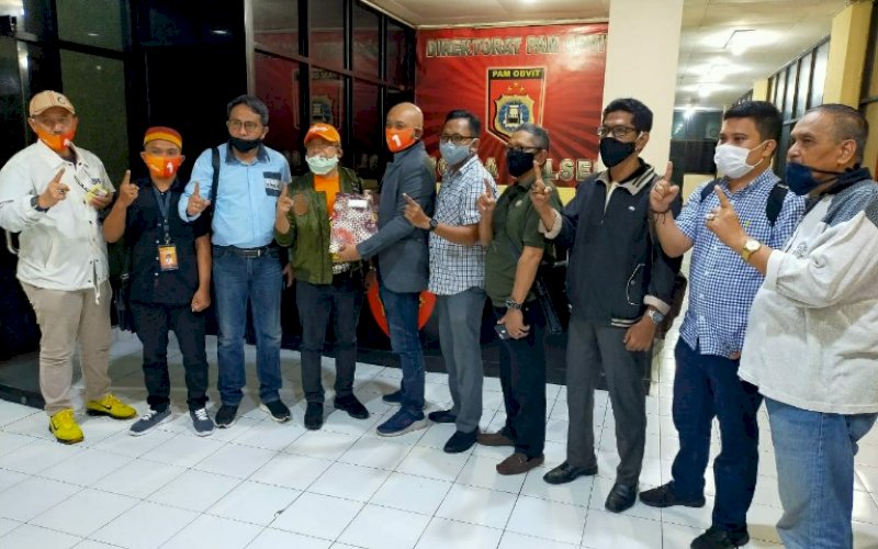 MELAPOR. Tim kuasa hukum pasangan Mohammad Ramdhan Pomanto-Fatmawati Rusdi (Danny-Fatma) usai melapor di Direktorat Reserse Kriminal Khusus (Ditreskrimsus) Polda Sulsel di Mapolda Sulsel, Jl Perintis Kemerdekaan 16, Kota Makassar, Sabtu (5/12/2020) malam. foto: istimewa