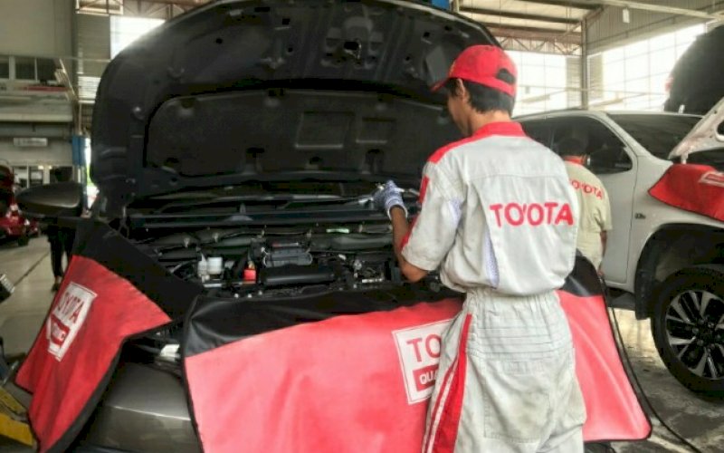 LAYANAN TOYOTA. Teknisi bersertifikat Kalla Toyota senantiasa memberikan pelayanan terbaik bagi seluruh pelanggan setia Toyota. foto: istimewa