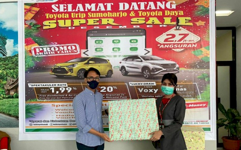 LAYANAN TOYOTA. Seorang wiraniaga Kalla Toyota sedang memberikan hadiah langsung kepada pelanggan Kalla Toyota yang melakukan pembelian Toyota di showroom Kalla Toyota Urip Sumoharjo, beberapa hari lalu. Pelanggan dapat memiliki unit Toyota unggulan di bulan ini melalui program Super Sale Desember. foto: istimewa