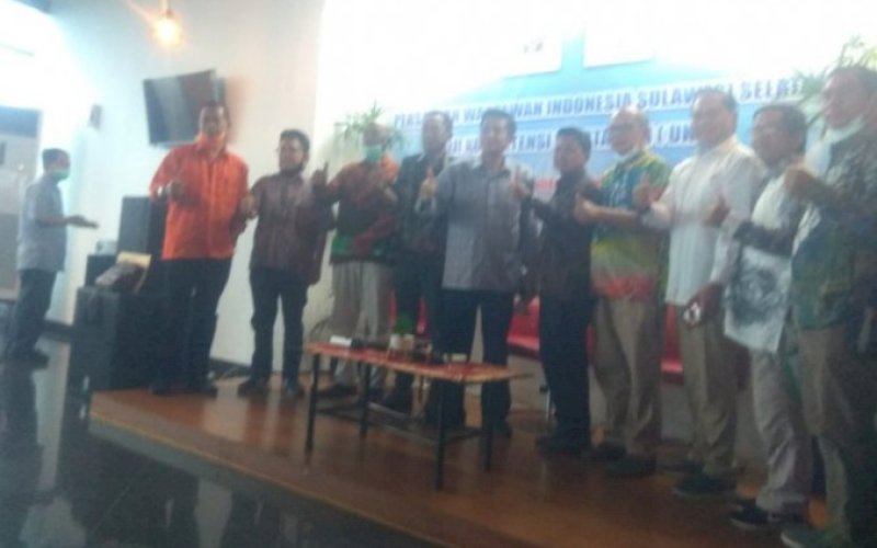 UKW. Ketua Bidang Organisasi PWI Pusat, Zulkifli Gani Ottoh (tengah), saat membuka UKW Angkatan XX yang digelar PWI Sulseldi lantai 19, Gedung Graha Pena, Makassar, Sabtu-Minggu (19-20/12/2020). foto: istimewa