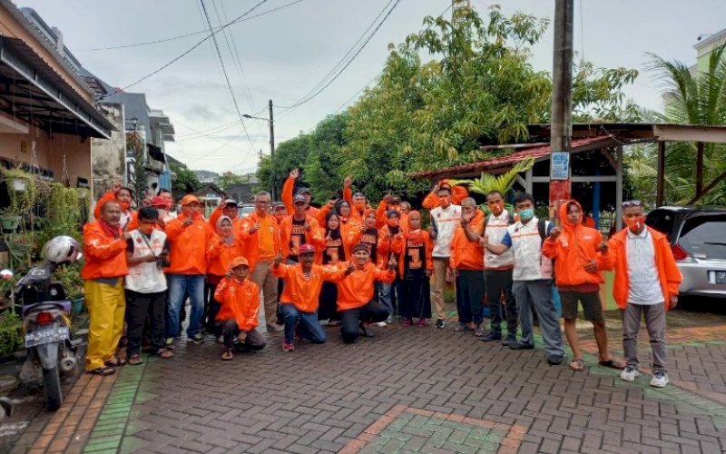 KAMPANYE. H Muhammad Iqbal Djalil Lc yang akrab disapa Ustad Ije bersama komunitasnya ikut aktif mengkampanyekan pasangan calon Wali Kota dan Wakil Wali Kota Makassar nomor urut 1, Mohammad Ramdhan Pomanto-Fatmawati Rusdi (Danny-Fatma). foto: istimewa