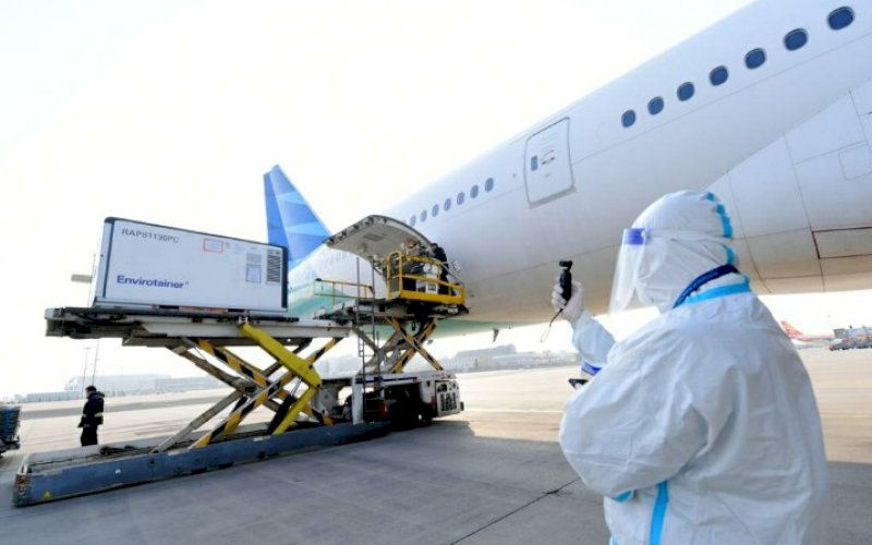 VAKSIN COVID-19. Sebanyak 1,2 juta vaksin Covid-19 saat tiba di Tanah Airmenggunakan pesawat&nbsp;charter&nbsp;dari maskapai Garuda Indonesia di Bandara Internasional Soekarno-Hatta, Jakarta, Minggu (6/12/2020). foto: istimewa