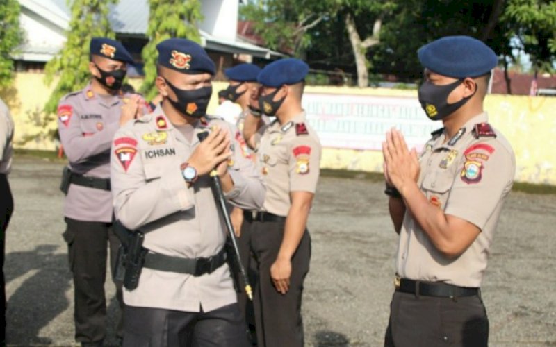 BERI SELAMAT. Danyon C Pelopor Satbrimob Polda Sulsel, Kompol Nur Ichsan, memberikan selamat kepada para personel yang mengikuti upacara korps raport kenaikan pangkat di Mako Brimob Batalyon C Pelopor, Jl MH Thamrin, Kota Watampone, Kabupaten Bone, Senin (4/1/2021). foto: istimewa