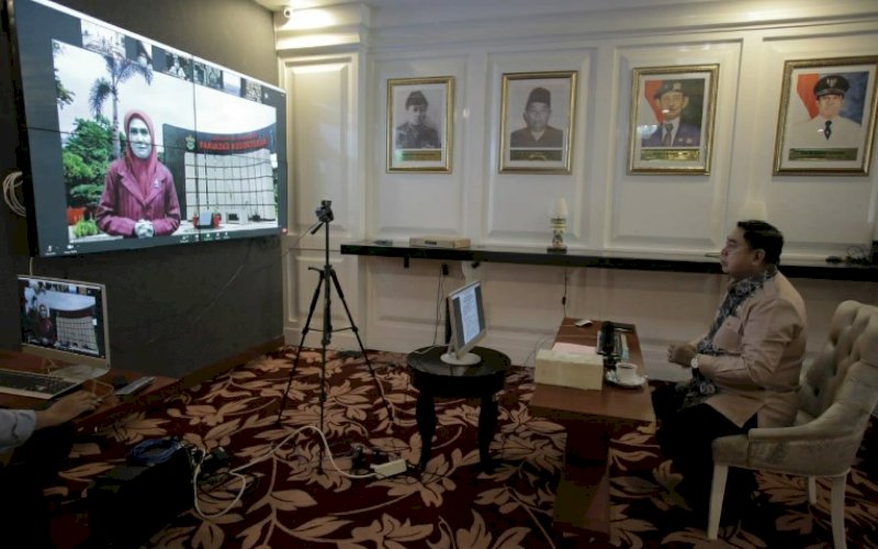 ZOOM MEETING. Sekda Provinsi Sulsel, Abdul Hayat Gani, mengikuti acara puncak Dies Natalis ke-65 Fakultas Kedokteran Unhas Makassar secara virtual Zoom meeting di Baruga Lounge Kantor Gubernur Sulsel, Kamis (28/1/2021). foto: humas pemprov sulsel