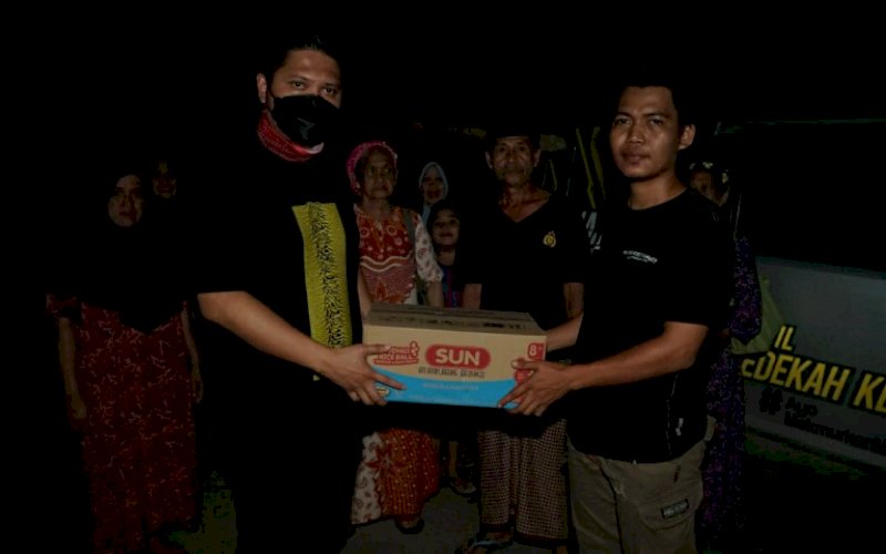 PEDULI. Ketua DPD I KNPI Sulsel, Andi Arham Basmin (kiri), mengunjungi dan memberikan bantuan kepada gempa bumi di pengungsian di Mamuju, Sulbar, Senin (18/12021) malam. foto: istimewa