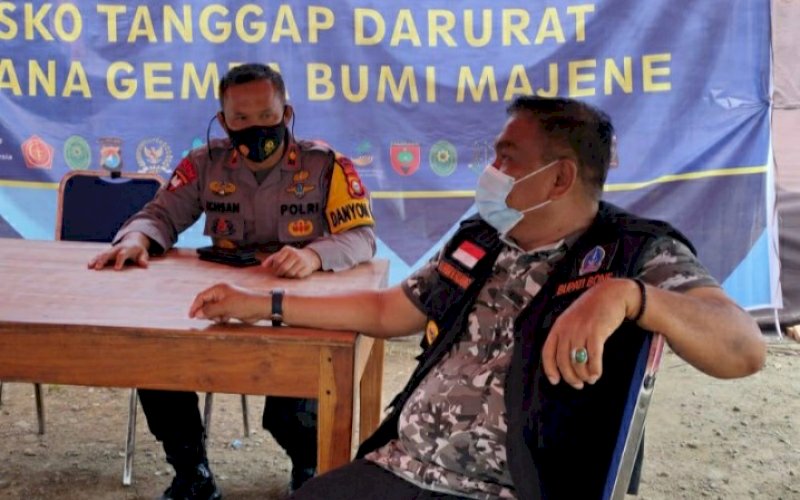 KUNJUNGAN. Bupati Bone Andi Fahsar Mahdin Padjalangi (kanan) diterima Danyon Gas Satbrimob Polda Sulsel BKO Polda Sulbar Kompol Nur Ichsan saat berkunjung ke posko induk korban gempa di Desa Bukit Tinggi, Kecamatan Malunda, Majene, Sulbar, Minggu (24/1/2021). foto: humas brimob bone
