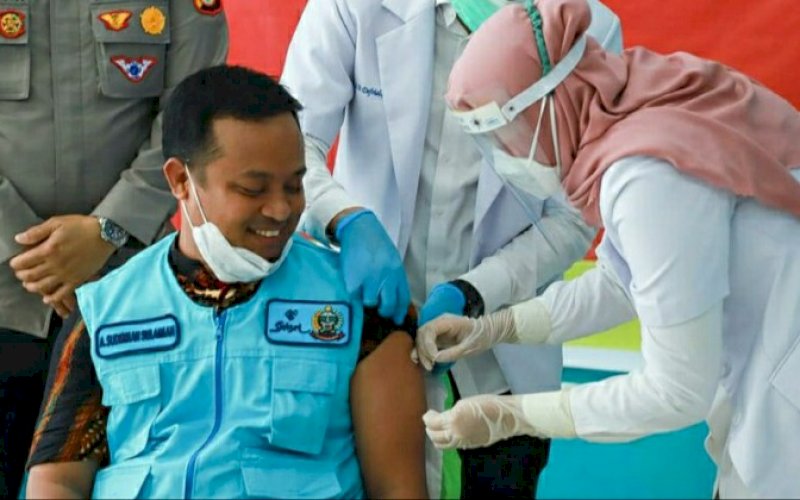 DIVAKSIN. Wakil Gubernur Sulsel, Andi Sudirman Sulaiman, disuntik vaksin Covid-19 di sela-sela launching pelaksanaan vaksinasi Covid-19 di Sulsel tepatny di Rumah Sakit Dadi Makassar, Jl Lanto Daeng Pasewang, Kamis (14/1/2021). foto: humas pemprov sulsel