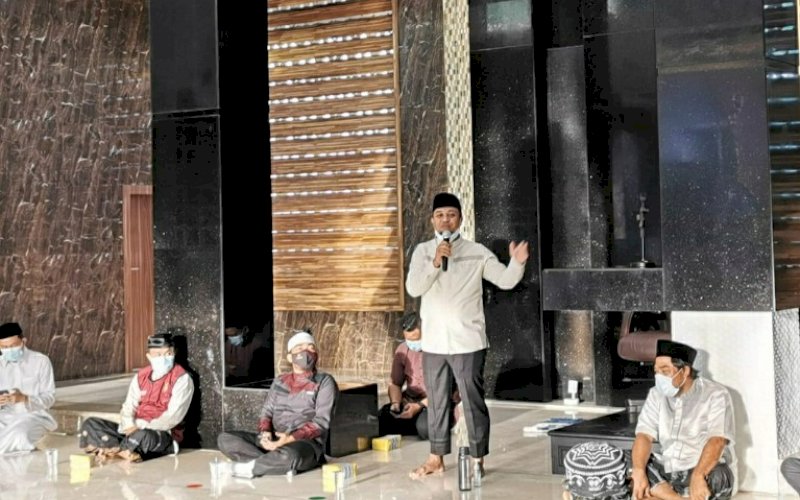 PENGARAHAN. Wakil Gubernur Sulsel, Andi Sudirman Sulaiman, memberikan pengarahan saat menghadiri peresmian penggunaan Masjid Batu Jajar, Jumat (1/1/2021). foto: istimewa