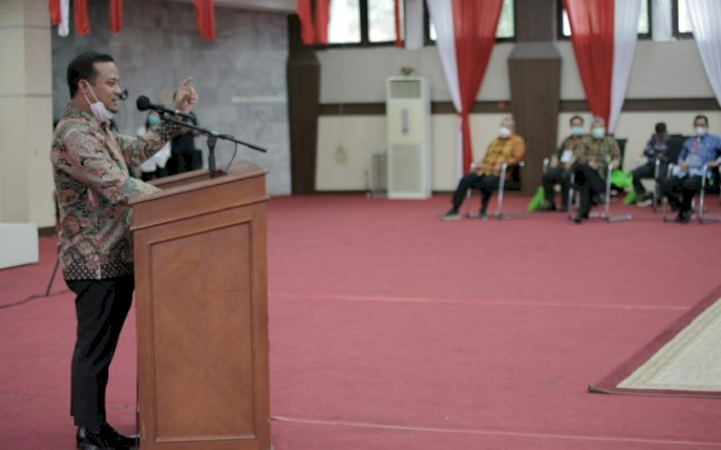 SAMBUTAN. Wakil Gubernur Sulsel Andi Sudirman Sulaiman membawakan sambutan saat menyaksikan Presiden Joko Widodo menyerahkan SK untuk Hutan Sosial, Hutan Adat, dan Tanah Obyek Reforma Agraria (TORA) se-Indonesia di Istana Negara, Jakarta, Kamis (7/1/2021). foto: humas pemprov sulsel