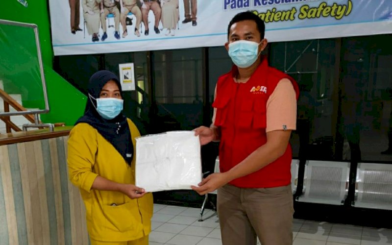 ANIR PEDULI. Tim Anir Peduli (Andi Nirawati) memberi bantuan berupa APD kepada para tenaga medis di RS Batara Siang, Kabupaten Pangkep, Minggu (10/1/2021). foto: istimewa