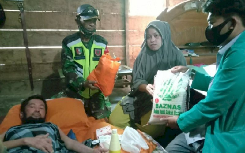 BERI BANTUAN. Petugas Baznas Kabupaten Bone menyerahkan bantuan kepada warga yang membutuhkan. foto: istimewa