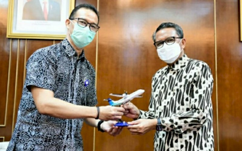 SILATURAHMI. Regional CEO Kalimantan Sulawesi Papua PT Garuda Indonesia Berthon Hutapea (kiri) menyerahkan miniatur Pesawat Garuda kepada Gubernur Sulsel Nurdin Abdullah dalam pertemuannya, di Kantor Gubernur Sulsel, Jl Urip Sumoharjo, Makassar, Kamis (21/1/2021). foto: humas pemprov sulsel
