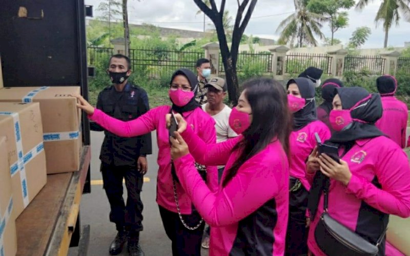 BANTUAN. Ketua Pengurus Daerah Bhayangkari Sulsel, Shanty Merdisyam, bersama rombongan menyalurkan langsung bantuan untuk masyarakat terdampak gempa di Provinsi Sulbar, Minggu (17/1/2021). foto: humas polda sulsel