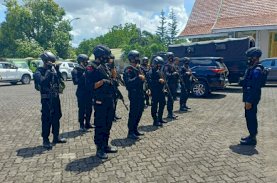 Brimob Kawal Ketat Bantuan Kemanusiaan Korban Gempa dari Bone Menuju Sulbar