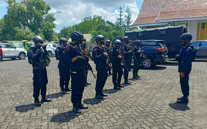 PENGAWALAN. Personel Brimob Batalyon C Pelopor mengawal ketat bantuan kemanusiaan korban gempa Sulbar dari Bone ke Mamuju dan Majene, Jumat (22/1/2021). foto: humas brimob bone