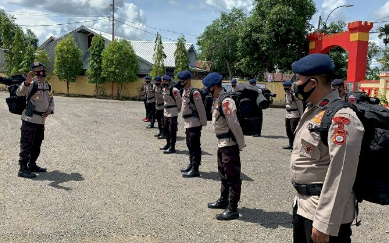 PELEPASAN. Suasana pelepasan 1 SST personel Batalyon C Pelopor Satbrimob Polda Sulsel yang dikirim ke Provinsi Sulbar untuk membantu para korban gempa bumi di Majene, Sulbar, Jumat (15/1/2021). foto: istimewa