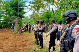 Brimob Bone Kawal Pemakaman Dua Jenazah Pasien Covid-19