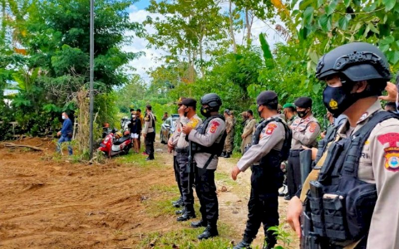 PENGAMANAN. Personel Batalyon C Pelopor Satbrimob Polda Sulsel dengan menggunakan perlengkapan pengamanan lengkap mengawal jalannya proses pemakaman jenazah Covid-19 di Kabupaten Bone, Selasa (12/1/2021). foto: istimewa