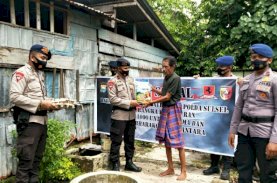 Brimob Bone Salurkan Bantuan Sembako kepada Warga Kurang Mampu