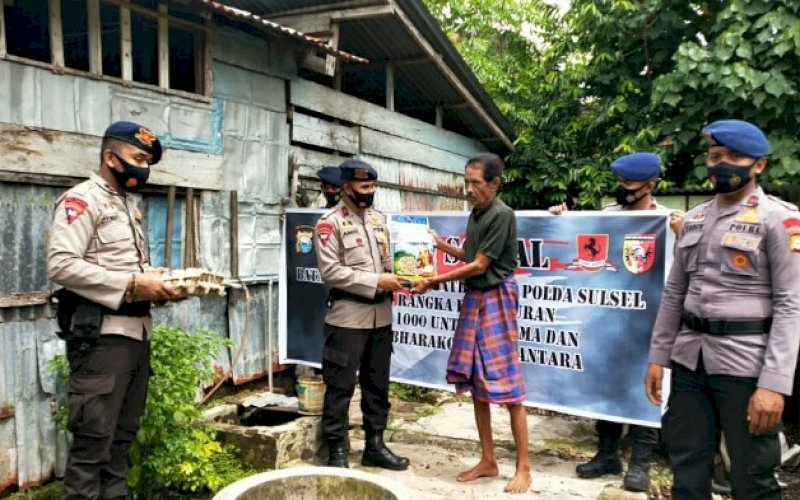 BRIMOB PEDULI. Personel Batalyon C Pelopor Satbrimob Polda Sulsel menyalurkan bantuan kepada masyarakat kurang mampu di Kota Watampone, Kabupaten Bone, Rabu (6/1/2021). foto: istimewa