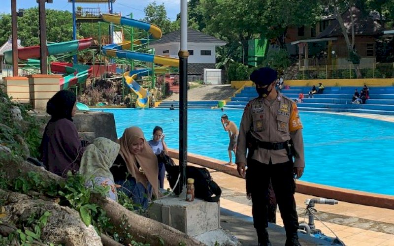 MEMANTAU. Tim SAR Batalyon C Pelopor Satbrimob Polda Sulsel memantau beberapa titik lokasi wisata di Kabupaten Bone yang menjadi tempat favorit masyarakat menghabis masa liburan, Sabtu (1/2/2021). foto: istimewa
