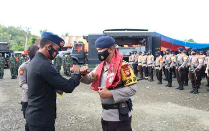 PELEPASAN. Upacara pelepasan 2 SSK personel Satbrimob Polda Sulsel BKO Polda Sulbar kembali ke tempat tugas masing-masing di Provinsi Sulsel, Minggu (31/1/2021). foto: humas polda sulsel