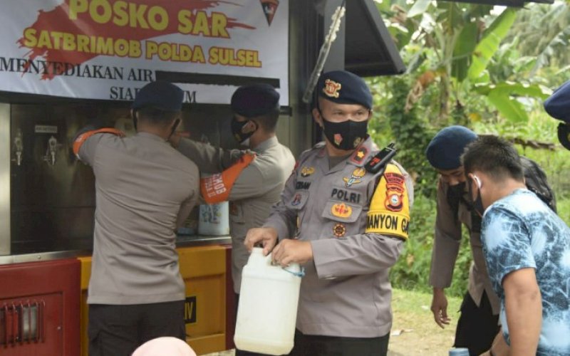 AIR BERSIH. Komandan Batalyon Penugasan (Danyon Gas) Satbrimob Polda Sulsel BKO Polda Sulbar, Kompol Nur Ichsan, meninjau mobil water treatment yang mereka bawa Sulbar, Senin (25/1/2021). foto: humas brimob polda sulsel