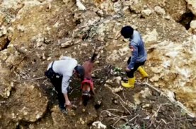 Brimob Sulsel Evakuasi Korban Longsor Akibat Gempa Sulbar