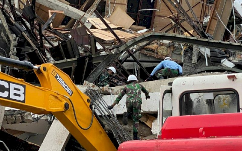 DAMPAK GEMPA. Petugas tengah berupaya melakukan evakuasi salah satu bangunan roboh akibat gempa magnitudo 6,2 yang terjadi di Provinsi Sulbar, Jumat (15/1/2021), pukul 02.28 WITA. foto: humas pemprov sulsel