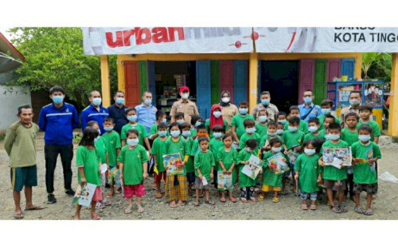 BANTUAN. Pemprov Sulsel melalui Dinas Sosial bersama Pokja Bunda PAUD memberikan bantuan kepada anak-anak terdampak gempa Sulbar. foto: humas pemprov sulsel