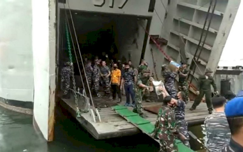 BANTUAN. Bantuan Dinas Sosial Provinsi Sulsel untuk korban gempa bumi di Sulbar diantar melalui KRI Teluk Ende, Jumat (15/1/2020). foto: humas pemprov sulsel