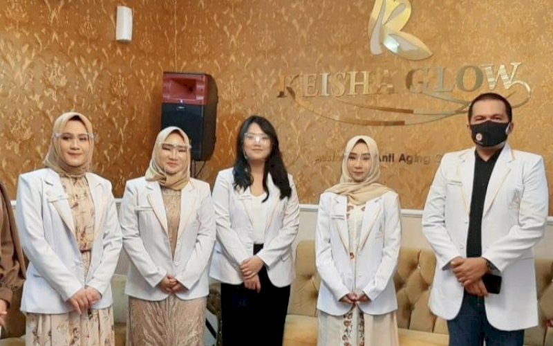 KEISHA GLOW. Para dokter yang praktek di Keisha Glow, Aesthetic & Anti Anging Center di sela-sela pembukaan Keisha Glow, Aesthetic & Anti Anging Center di Jl AP Pettarani, Kota Makassar, Sabtu (16/1/2021). foto: doelbeckz/pluz.id