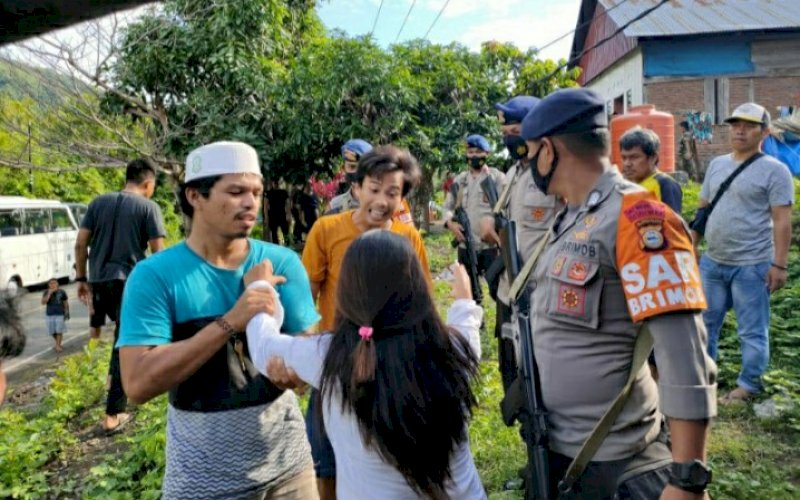 MEDIASI. Tim patroli Satbrimob Polda Sulsel BKO Polda Sulbar sedang menengahi pertikaian di posko pengungsian korban gempa di Kecamatan Malunda, Kabupaten Majene, Sulbar, terjadi, Rabu (27/1/2021) sore tadi. foto: humas brimob polda sulsel