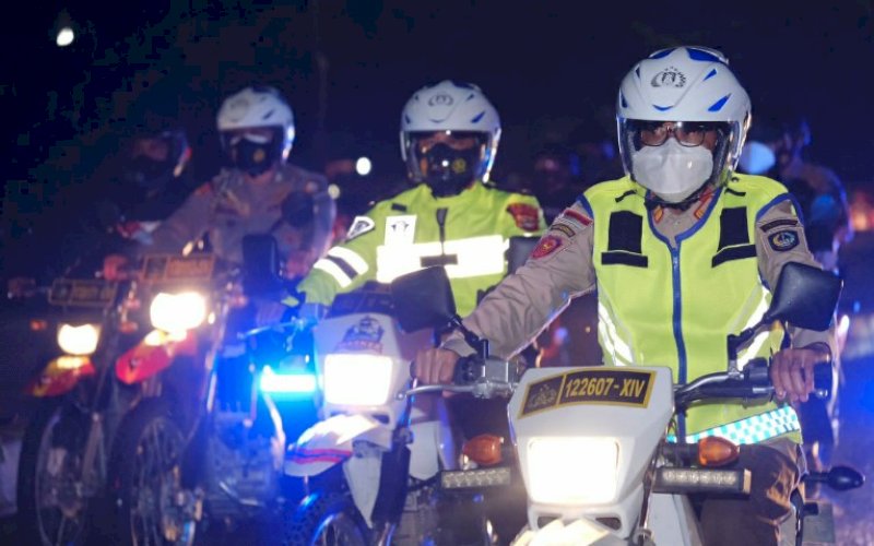 MEMANTAU. Gubernur Sulsel, Nurdin Abdullah, bersama Forkompinda Sulsel memantau suasana pergantian tahun dari 2020 ke 2021 mengunakan sepeda motor di Kota Makassar, Kamis (31/12/2020) malam. foto: istimewa