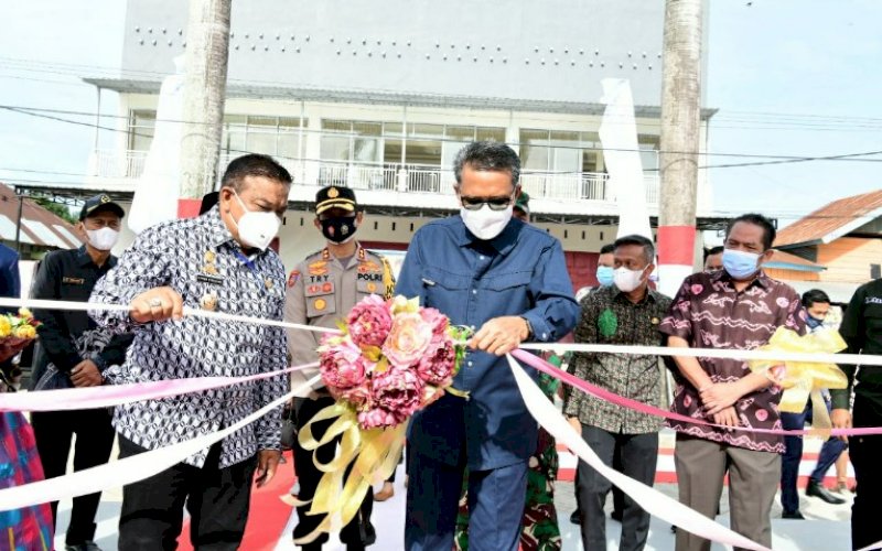 PERESMIAN. Gubernur Sulsel Nurdin Abdullah didampingi Bupati Bone Andi Fahsar Mahdin Padjalangi meresmikan RTH Green Epicentrum Watampone, Kabupaten Bone, Jumat (8/1/2021). foto: humas pemprov sulsel